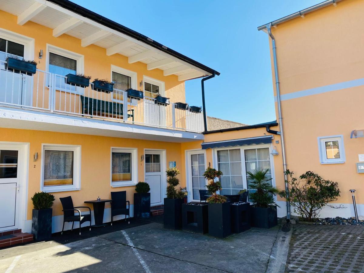 Pension & Ferienwohnungen Schneidereit Sassnitz Esterno foto
