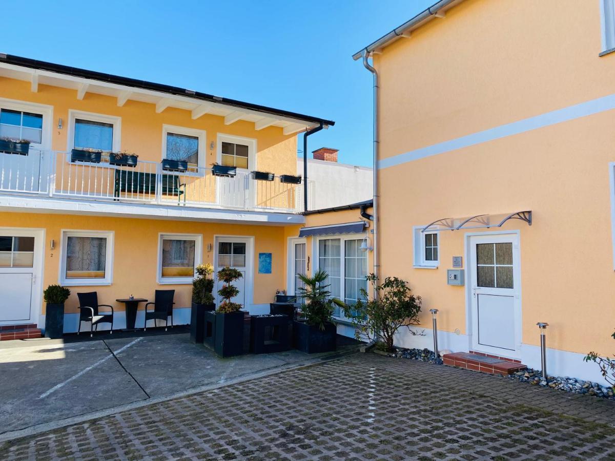 Pension & Ferienwohnungen Schneidereit Sassnitz Esterno foto